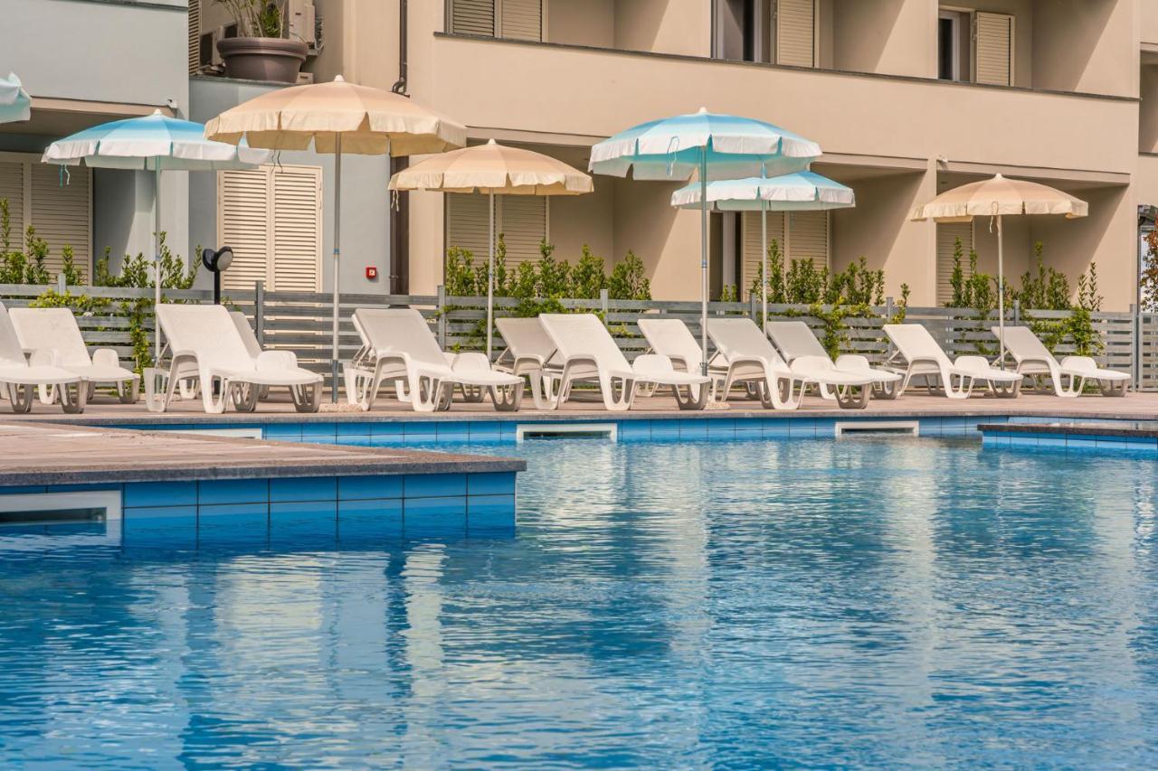 Golden Hotel マリーナ・ディ・チェーチナ エクステリア 写真
